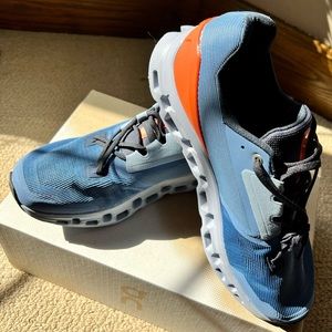 BRAND NEW - NEVER WORN - OnCloud, Cloud Stratus